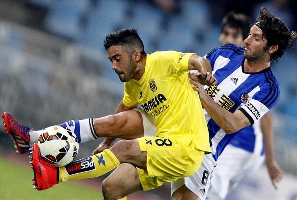 El jugador de la Real Sociedad Esteban Granero (d) lucha un balón con Jaume Costa, del Villarreal. EFE/Archivo