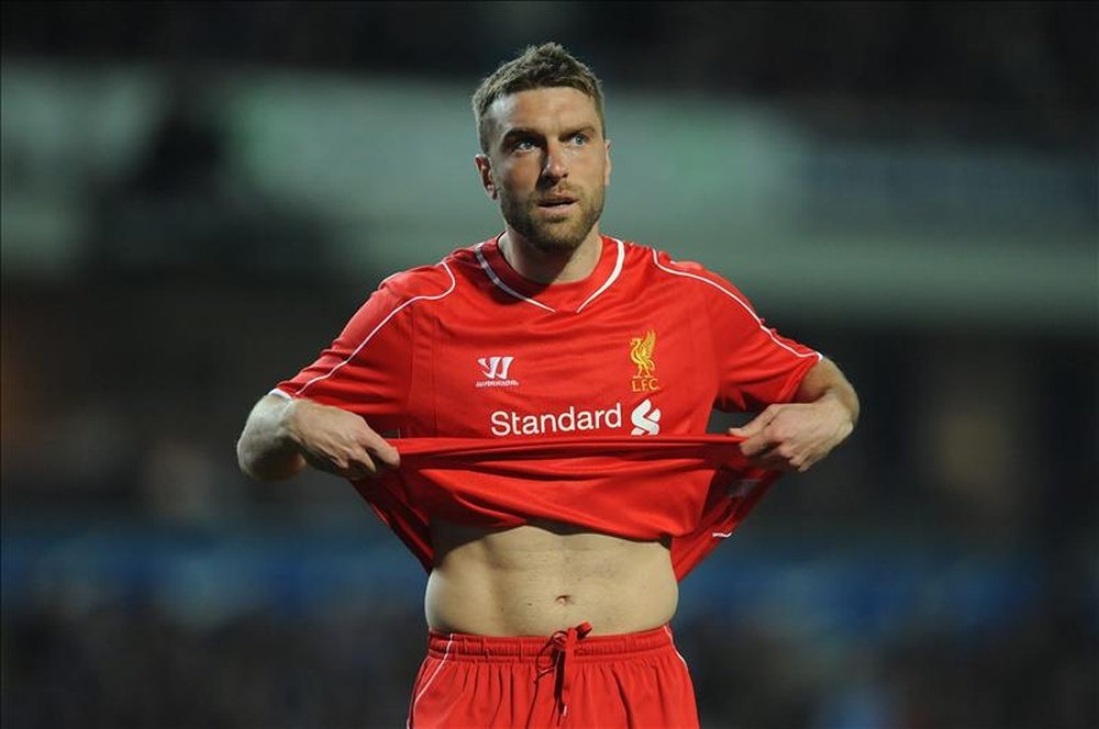 Rickie Lambert taking of his T-shirt after a match. EFE