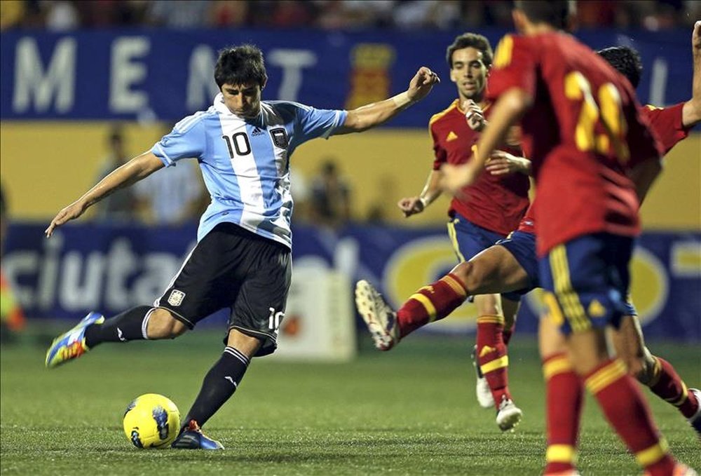 El jugador de la selección argentina sub-20, Alan Nahuel Ruiz (i), dispara ante varios jugadores de la selección española sub-20, durante la final del Trofeo COTIF en 2012 en la localidad valenciana de lAlcudia. EFE/Archivo