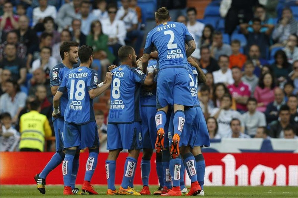 Los jugadores del Getafe celebran el primer gol marcado ante el Real Madrid, durante al partido correspondiente a la trigesimo octava, y última, jornada de Liga disputado entre ambos equipos en el estadio Santiago Bernabéu en Madrid. EFE/Archivo