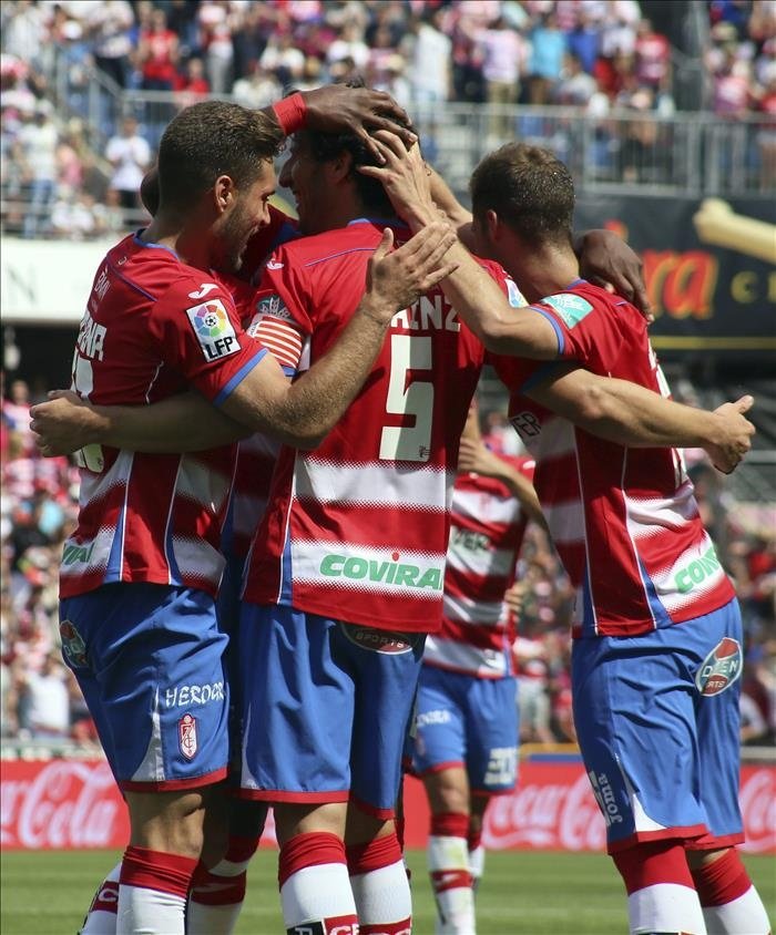 El defensa del Granada Diego Mainz (c) celebra con sus compañeros el gol marcado ante el Córdoba, durante el partido de la trigésima sexta jornada de liga de Primera División disputado en el estadio de Los Cármenes. EFE/Archivo
