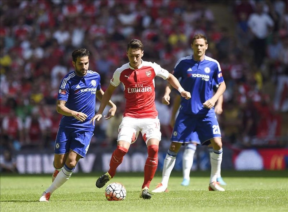 Dardo de Cesc a Ozil tras la final de la Europa League. AFP