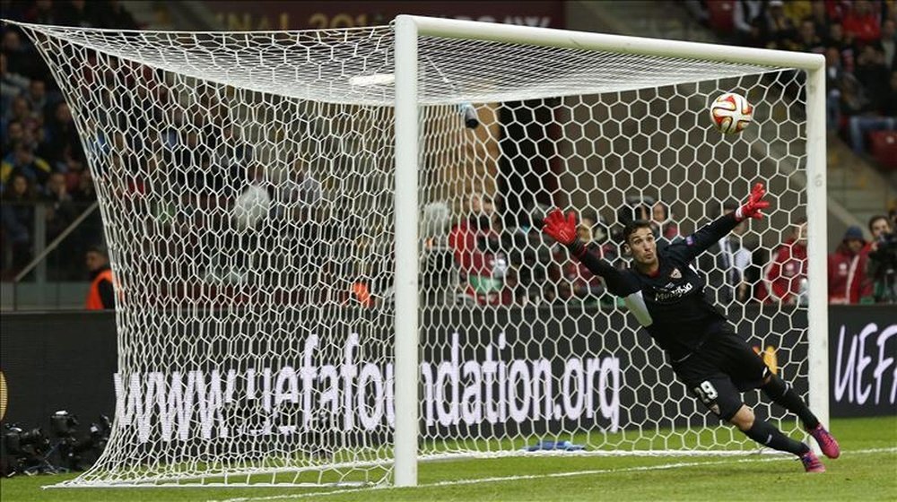 El portero del Sevilla Sergio Rico no logra parar el gol del empate del Dnipro, durante el partido de la final de la Liga Europa que se juega en el Estadio Nacional de Varsovia. EFE/Archivo