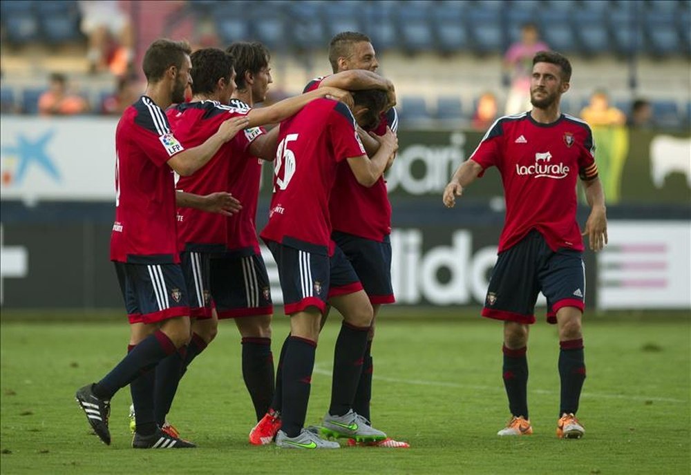 Los jugadores de Osasuna celebran el segundo gol marcado por Javi Martínez (3-d) ante el Athletic de Bilbao, durante el partido amistoso que ambos equipos han disputado esta tarde en el estadio de El Sadar, en Pamplona. EFE