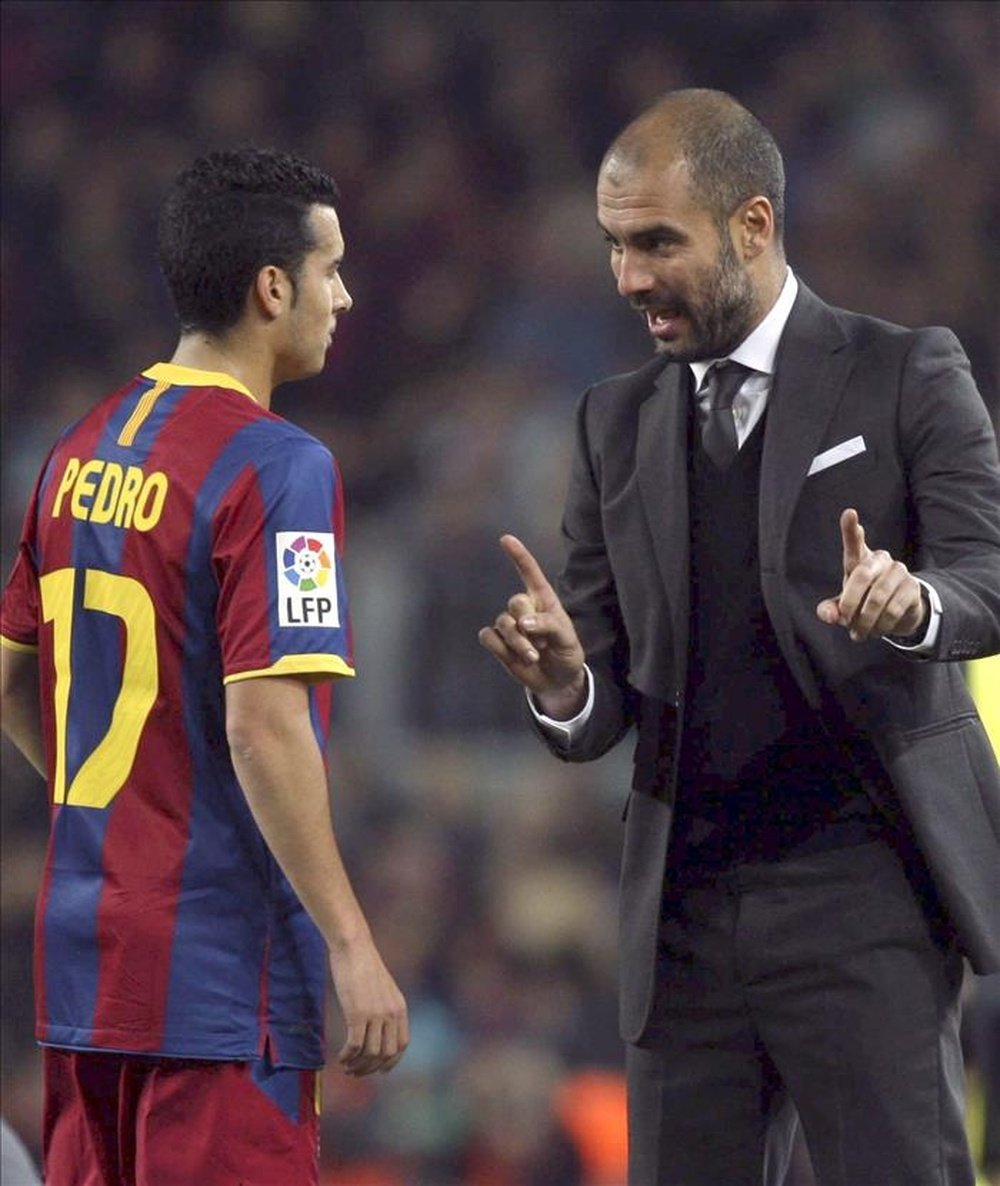 El entrenador Pep Guardiola y Pedro Rodríguez, durante la etapa en la que coincidieron en el Barcelona. EFE/Archivo