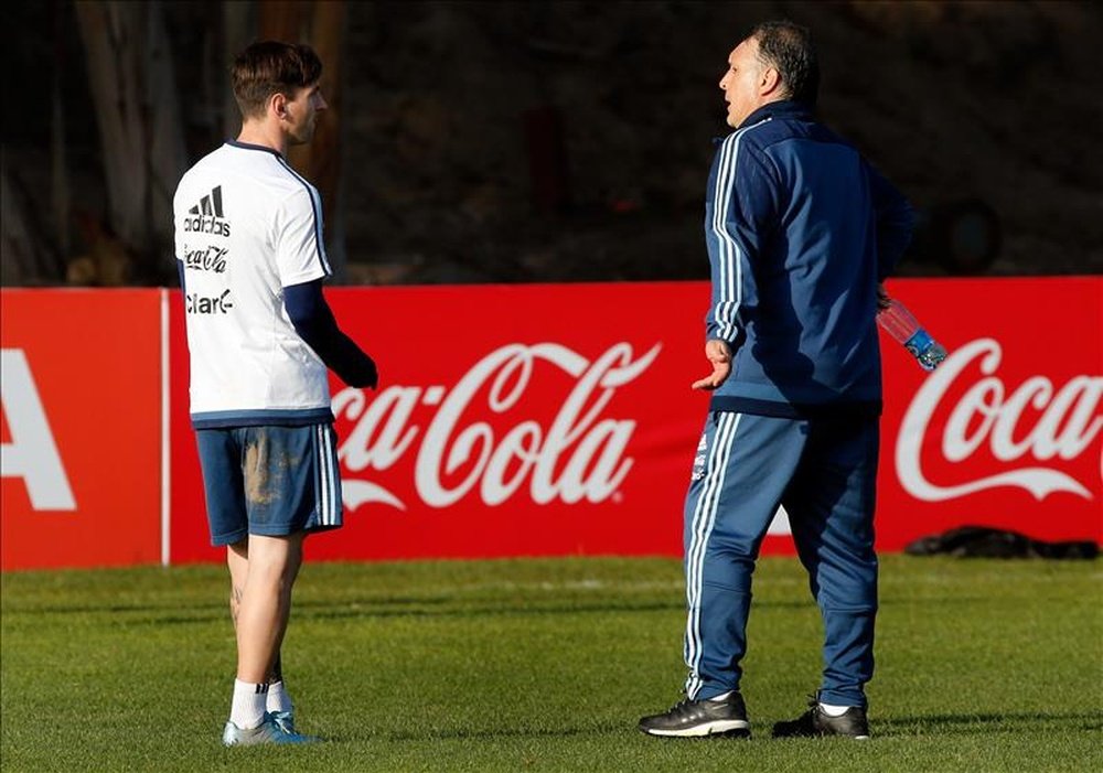 En la imagen, el jugador de la selección argentina Lionel Messi escucha las explicaciones del entrenador, Gerardo Martino. EFE/Archivo