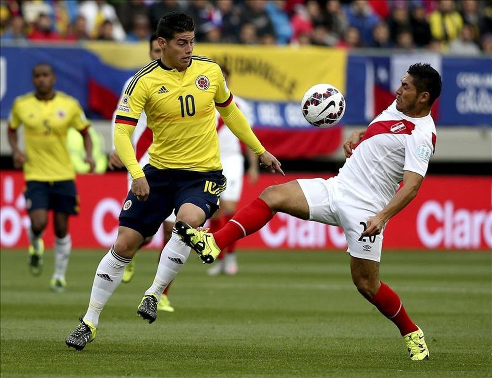 En la imagen, el centrocampista colombiano James Rodríguez (izq) y el centrocampista peruano Joel Melchor Sánchez. EFE/Archivo