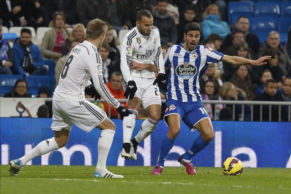 El delantero del Real Madrid Jesé Rodríguez (c) disputa el balón al centrocampista del Deportivo Juan Domínguez. EFE/Archivo