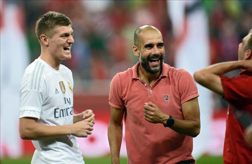 Pep Guardiola (C), speaking with Lahm (R) and Toni Kross (L)