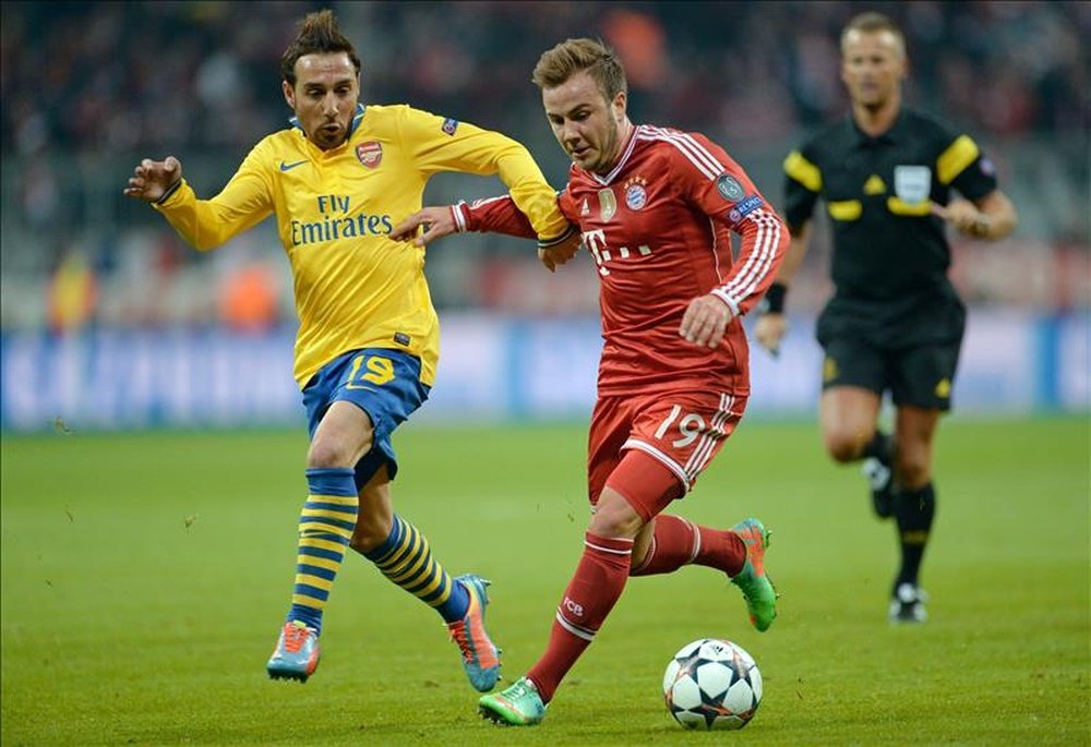 Mario Gotze (d) del Bayern Munich ante Santi Cazorla (i) del Arsenal. EFE/Archivo 