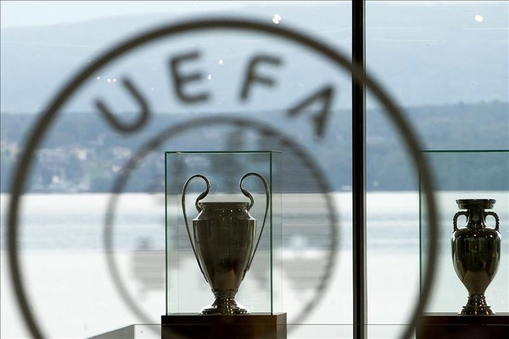 Vista del trofeo de la Liga de Campeones (i) en la sede de la UEFA en Nyon (Suiza). EFE/Archivo 