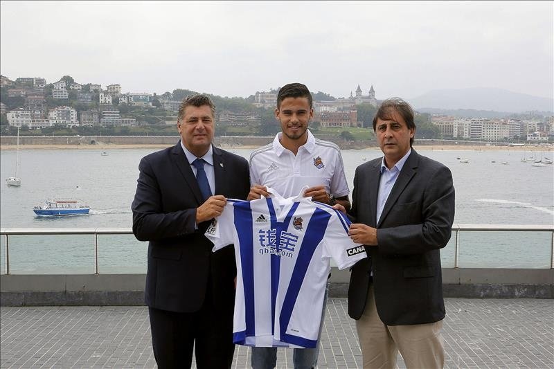 El nuevo jugador del Real Sociedad cedido por el Oporto, Diego Reyes (c) acompañado por el vicepresidente Mikel Ubarrechena (i) y el director deportivo, Lorenzo Juarros (d), durante su presentación, hoy en San Sebastián. EFE