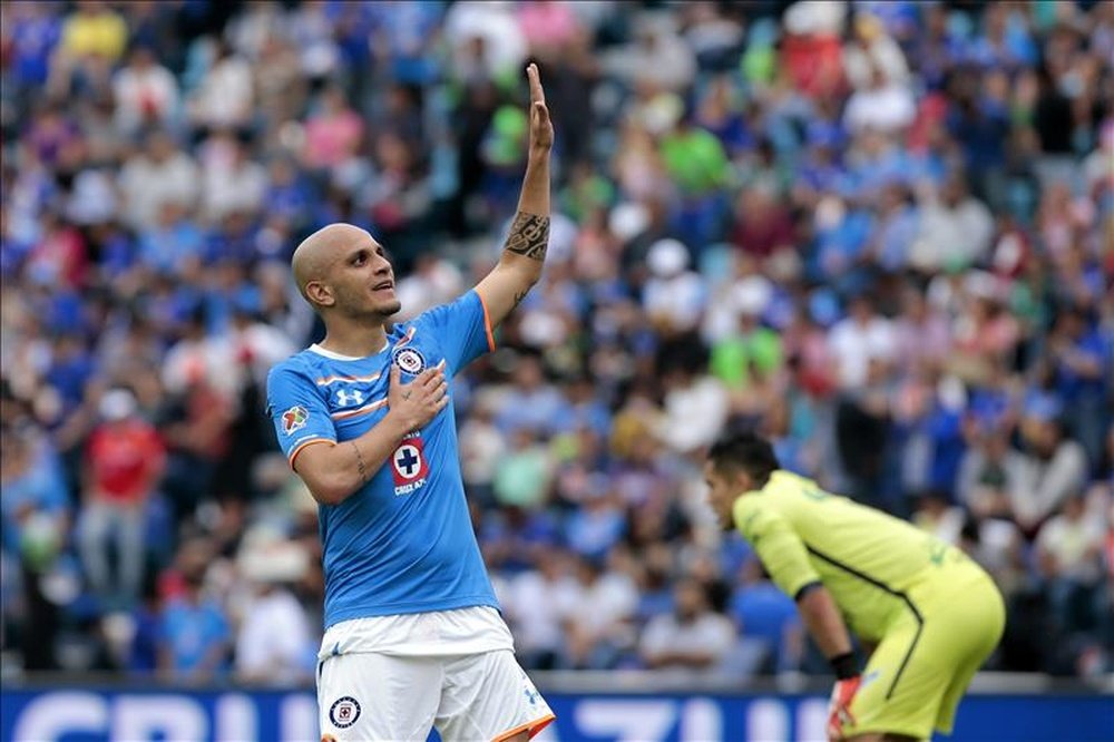 Fabio Santos, del Cruz Azul, fue registrado este sábado al celebrar una anotación conseguida ante León, durante un partido de la jornada 3 del Torneo Apertura del fútbol mexicano, en el Estadio Azul de Ciudad de México. EFE