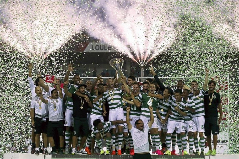 Los jugadores del Sporting de Lisboa de Portugal  alzan el trofeo Candido de Oliveira de la Supercopa tras la victoria obtenida sobre el  Benfica en un partido celebrado hoy en el Estadio Algarve en Faro, Portugal. EFE