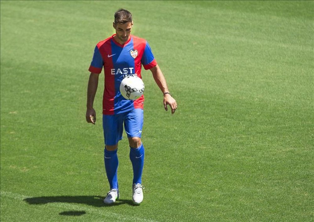 El defensa del Levante Ángel Trujillo saluda a los aficionados en su presentación como nuevo jugador del Levante UD hasta 2019. EFE