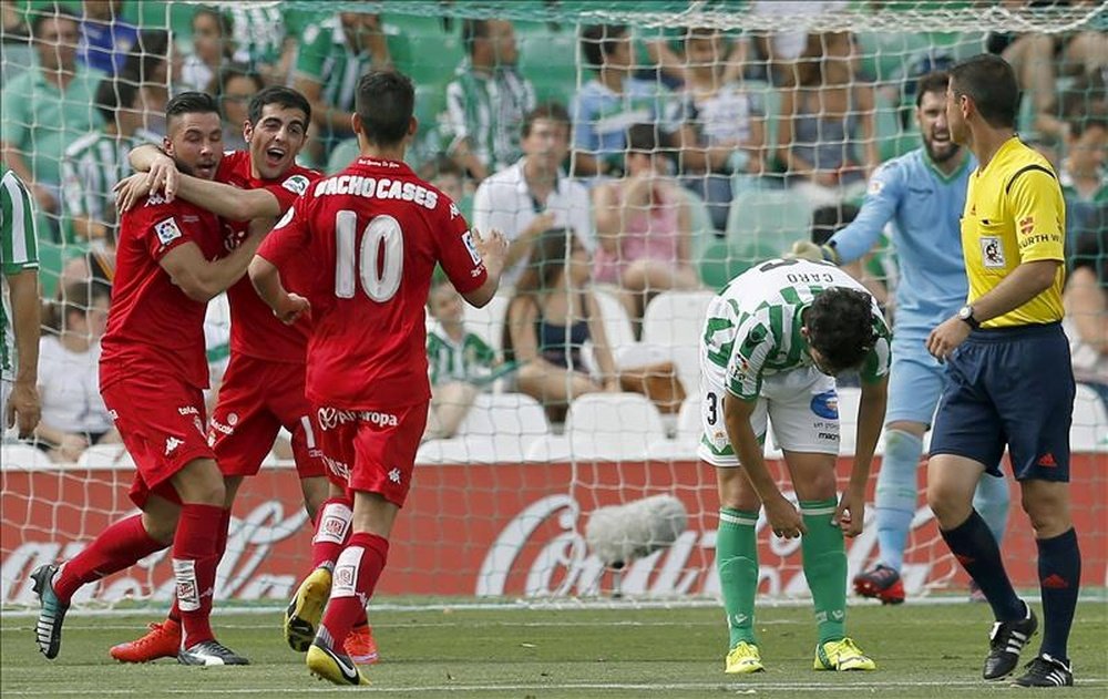 Los jugadores del Sporting de Gijón celebran el primer gol ante el Real Betis durante el partido de Liga Adelante que disputan en el estadio Benito Villamarín de Sevilla. EFE/Archivo