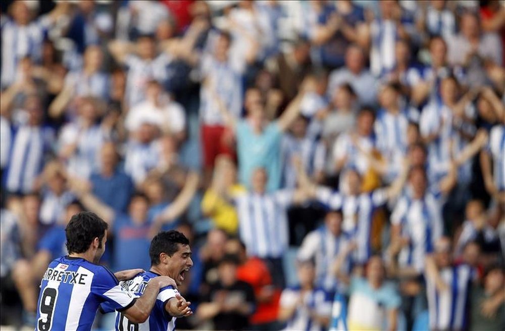 El centrocampista uruguayo de la Real Sociedad, Gonzalo Chori Castro (d) celebra con su compañero el delantero Imanol Agirretxe, un gol durante un partido. EFE/Archivo
