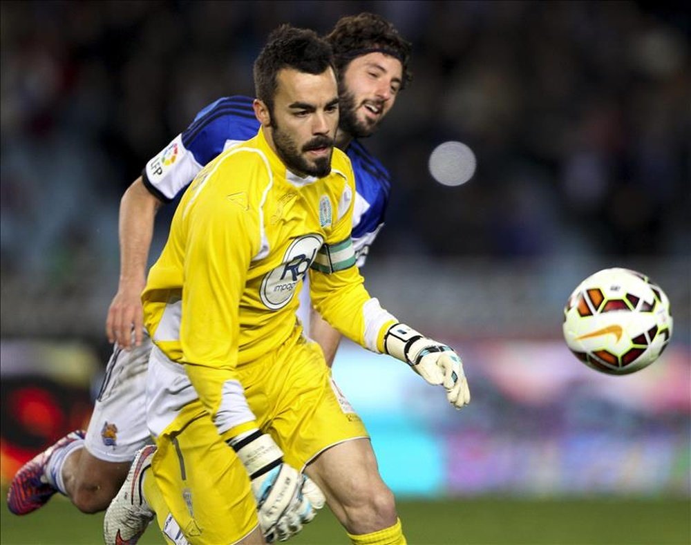 El centrocampista de la Real Sociedad Esteban Granero (atrás) junto al guardameta Juan Carlos Martín. EFE/Archivo