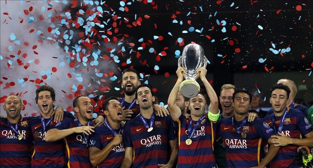 Jugadores del Barcelona celebran con el trofeo de la Supercopa después del partido entre Barcelona y Sevilla por la Supercopa de la UEFA, en el estadio del Dinamo de Tiflis (Georgia). EFE