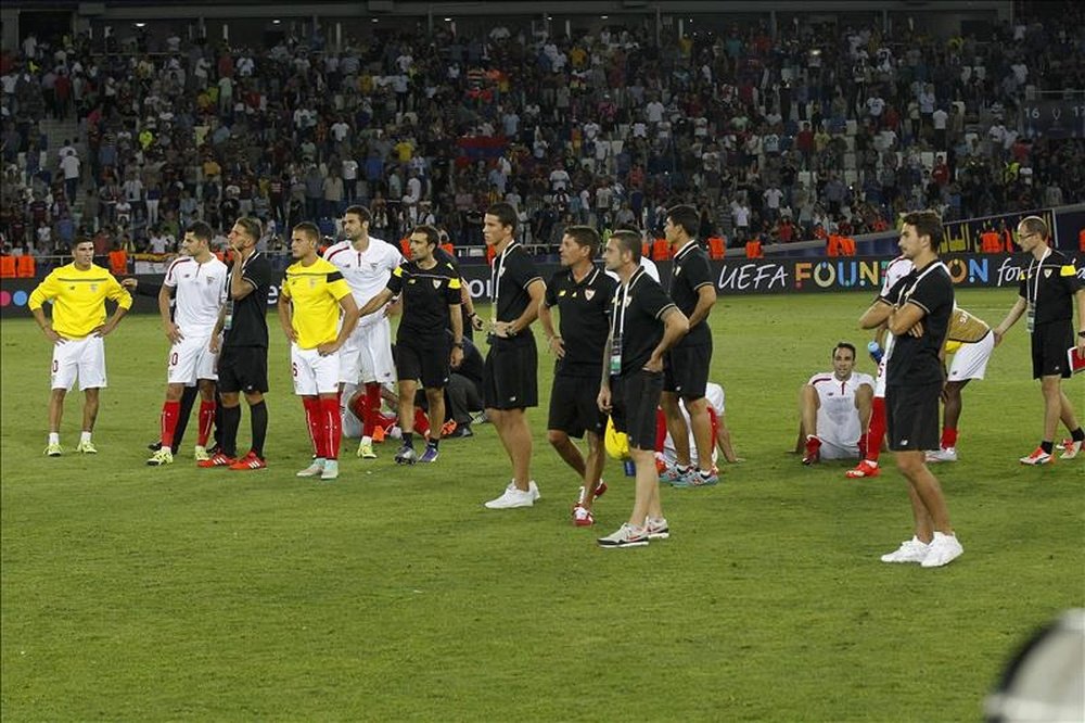 Jugadores y cuerpo técnico del Sevilla, a la finalización del encuentro correspondiente a la Supercopa de Europa, que disputaron anoche frente al F.C. Barcelona en el estadio Boris Paichadze Dinamo Arena, en Tiflis (Georgia). EFE