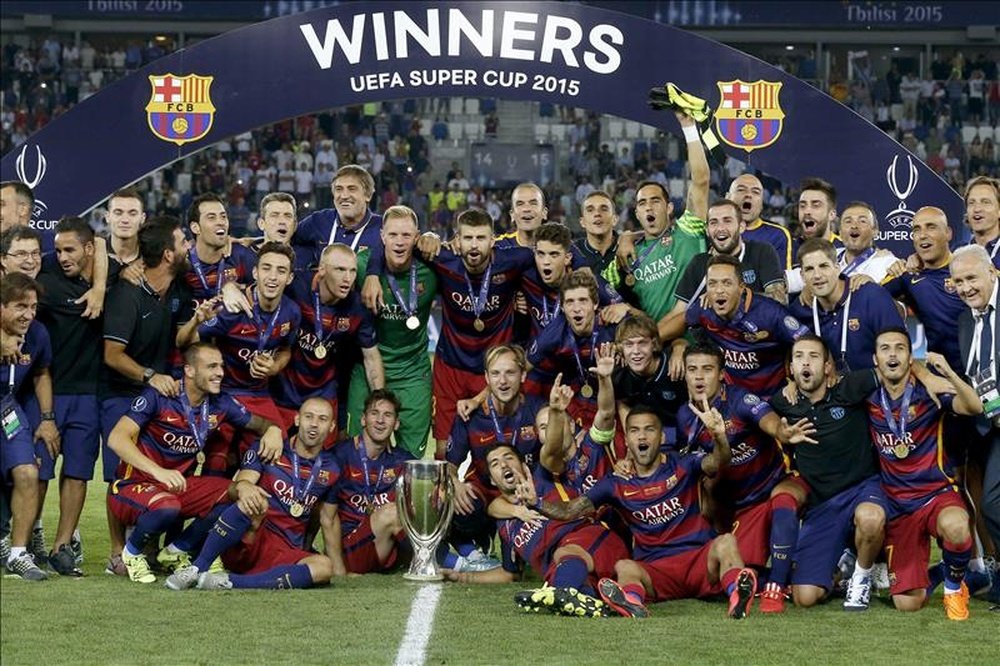 Jugadores y cuerpo técnico del FC Barcelona, tras recibir el trofeo que les acredita campeones de la Supercopa de Europa, al derrotar por 5-4 al Sevilla, en el estadio Boris Paichadze Dinamo Arena, en Tiflis (Georgia). EFE