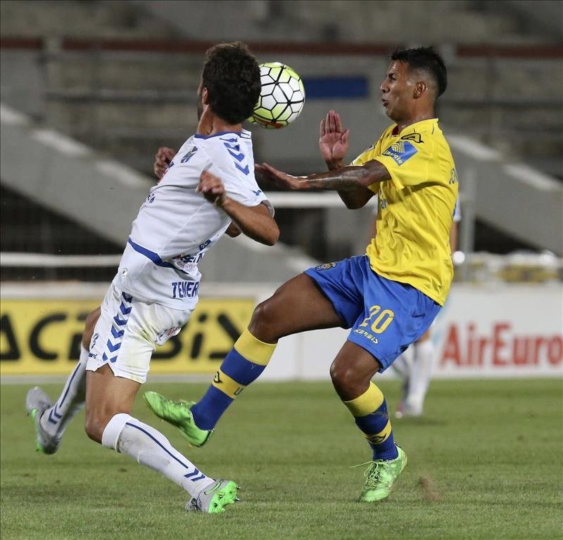 El centrocampista de la U. D. Las Palmas, Jonathan Viera (d), disputa un balón con el defensor del C. D. Tenerife, Cámara, durante el encuentro amistoso disputado esta noche en el Estadio de Gran Canaria. EFE