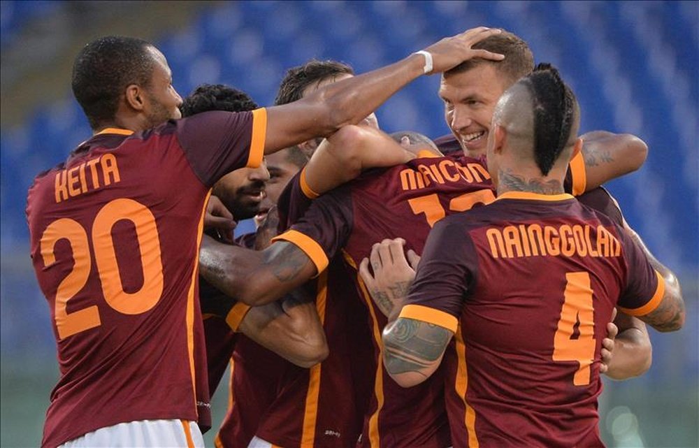 El jugador del AS Roma Edin Dzeko (2º dcha) celebra tras marcarle un gol al Sevilla durante el partido amistoso disputado en el Estadio Olímpico de Roma, Italia. EFE