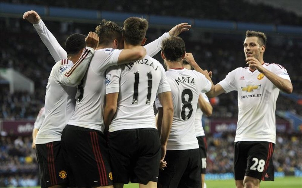 Adnan Januzaj (C) celebra con sus compañeros su gol ante el Aston Villa. EFE