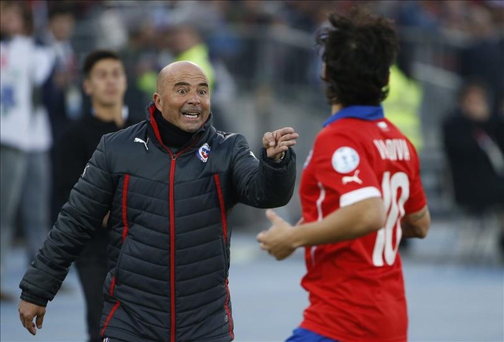 En la imagen, el seleccionador chileno, Jorge Sampaoli, junto al centrocampista chileno Jorge Valdivia. EFE/Archivo