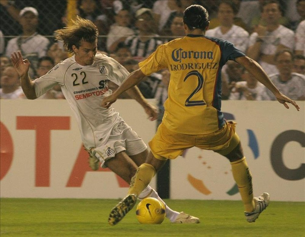 En la imagen un registro del atacante argentino Mariano Trípodi (i), quien hacía su estreno con el modesto Joinville y con pocos minutos en el campo anotó en la victoria por 3-0 sobre el campeón Cruzeiro. EFE/Archivo