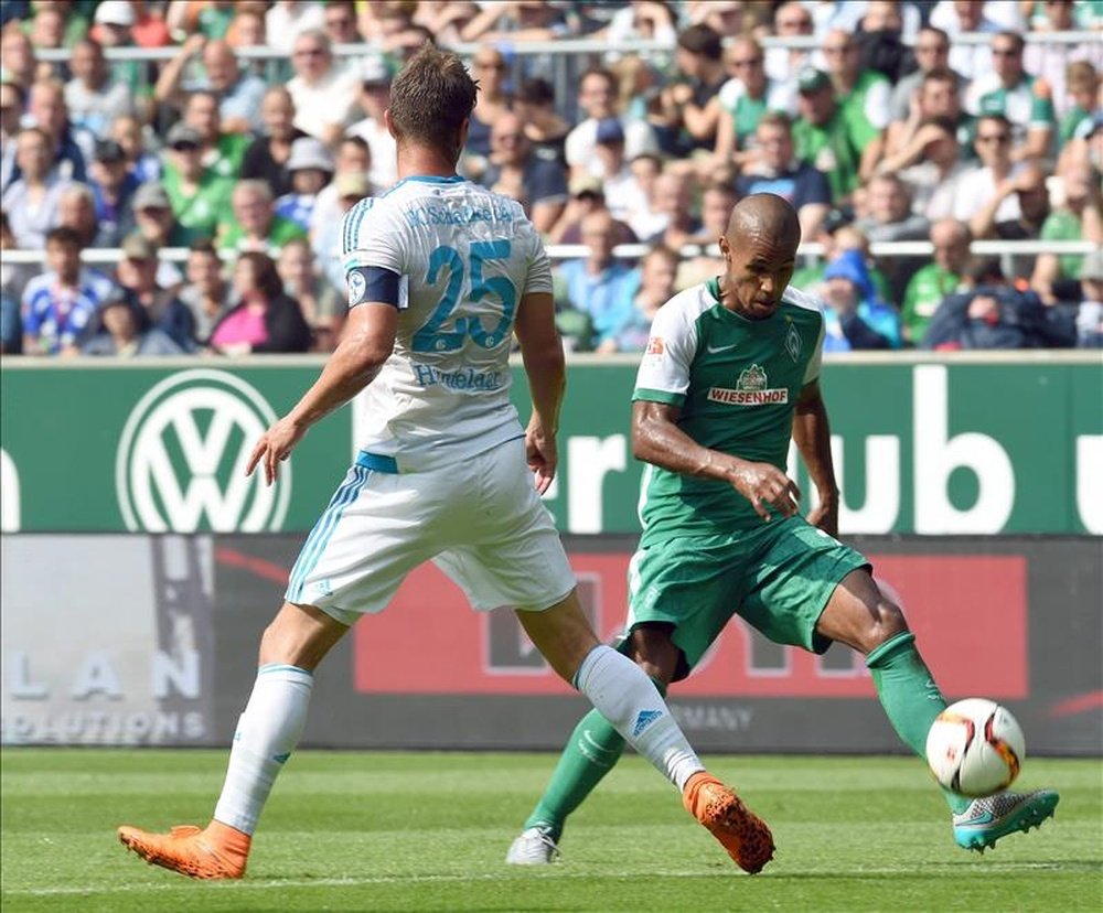 El jugador del Werder, Theodor Gebre Selassie (i), compite por el balón con el jugador del Schalke Klaas-Jan Huntelaar. EFE