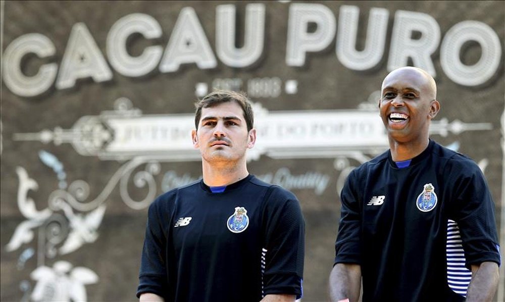 El meta español Iker Casillas (i), aclamado por los casi 50.000 hinchas del Oporto congregados en el estadio Do Dragao durante la presentación del equipo que dirige Julen Lopetegui. En la imagen, junto a su compañero Helton (d). EFE/Archivo