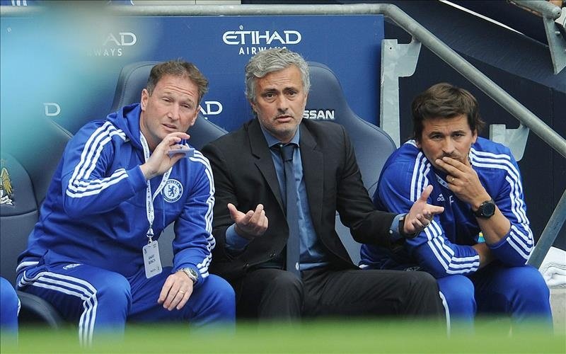 José Mourinho se muestra contrariado tras una acción del Manchester City-Chelsea. AFP