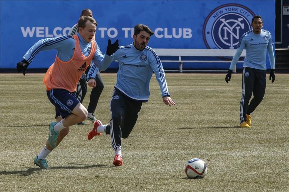 El futbolista español David Villa (c) disputa el balón durante un entrenamiento del equipo New York City Football Club. EFE/Archivo