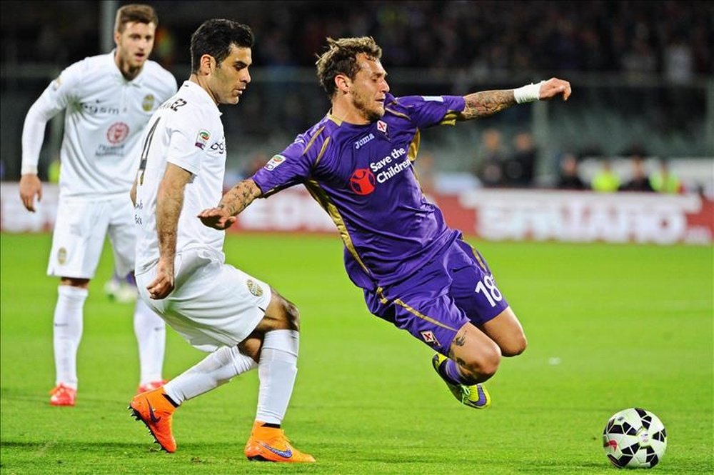 El exjugador de Fiorentina Alessandro Diamanti (d) disputa el balón. EFE/Archivo