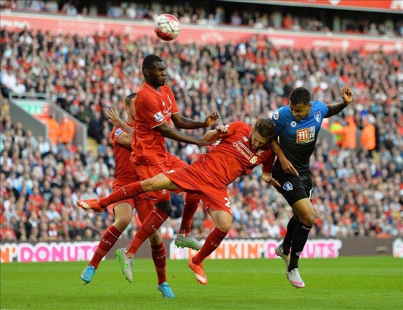 Joshua King (d) del Bournemouth ante Christian Benteke (i) y Adam Lallana (c) del Liverpool. EFE