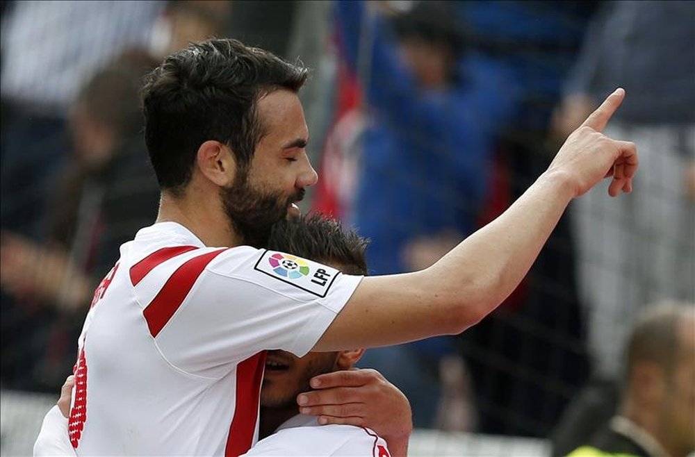 El capitán del Sevilla, Vicente Iborra, satisfecho con su renovación. EFE