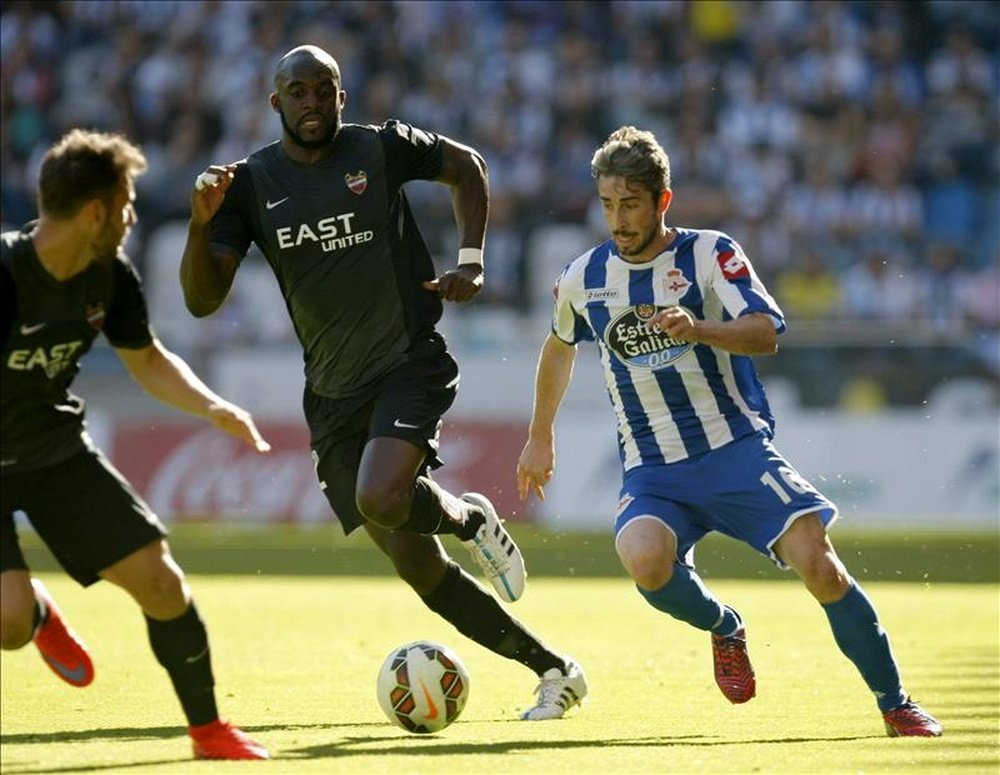 Sissoko (c) in action for former club Levante. EFE