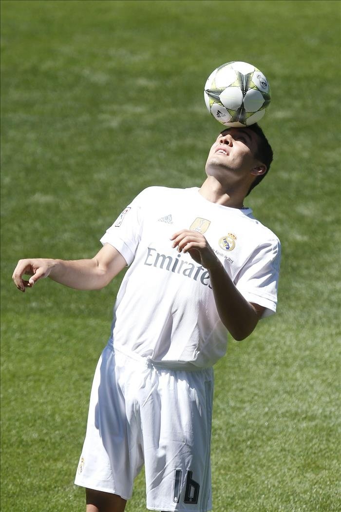 Croatian Mateo Kovacic during his presentationat the Santiago Bernabéu. EFE