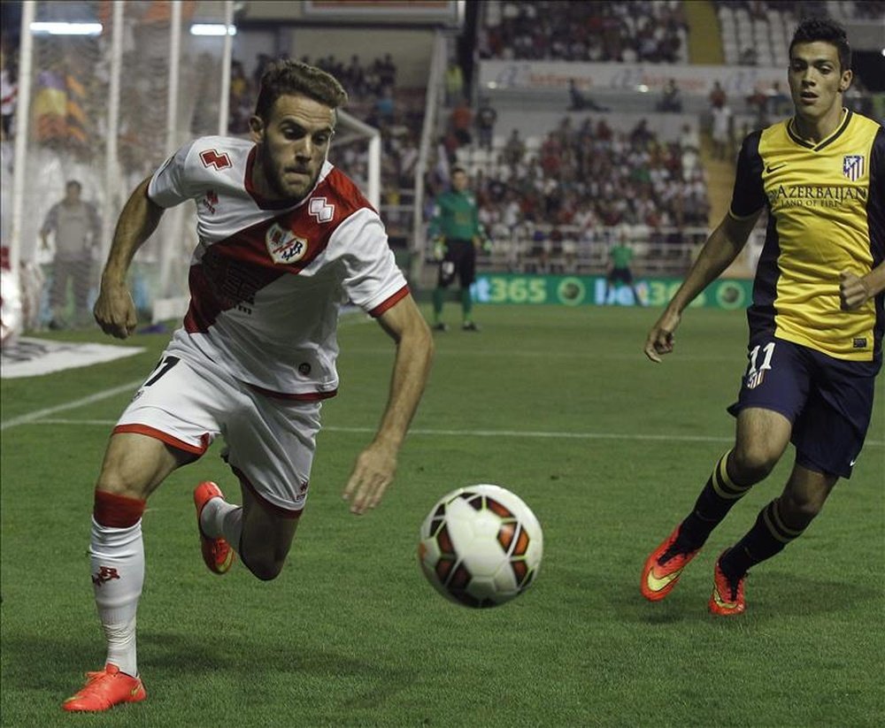 El defensa del Rayo Vallecano Quini Marín (i) con el balón ante el delantero mexicano del Atlético de Madrid Raúl en el Estadio de Vallecas. EFE/Archivo