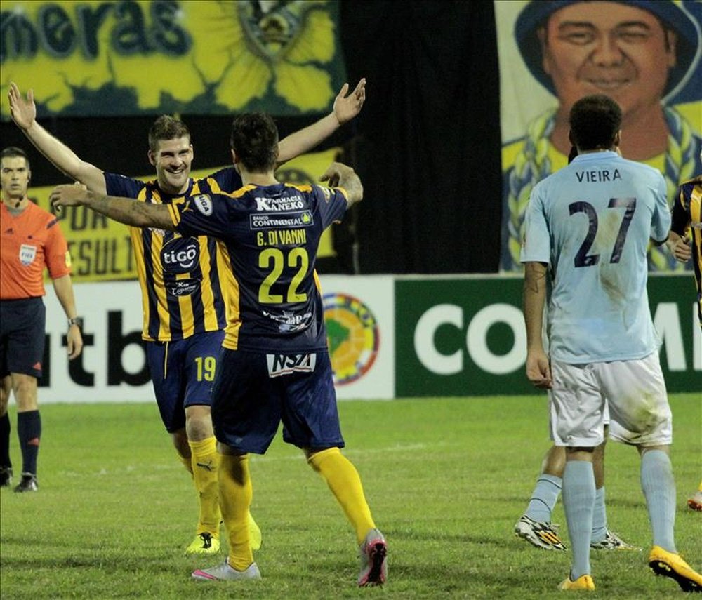 Federico Ortiz (i), del Sportivo Luqueño de Paraguay, fue registrado este miércoles al celebrar un gol anotado al Aurora de Bolivia, durante el partido de vuelta de esta llave de primera fase de la Copa Sudamericana, en Asunción (Paraguay). EFE