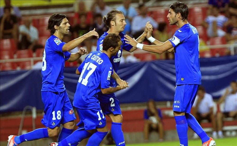 El defensa del Getafe CF, Alexis Ruano (2d), celebra con sus compañeros: Ángel Lafita (i), Diego Castro (2i) y Miguel Torres (d), un gol durante un partido. EFE/Archivo