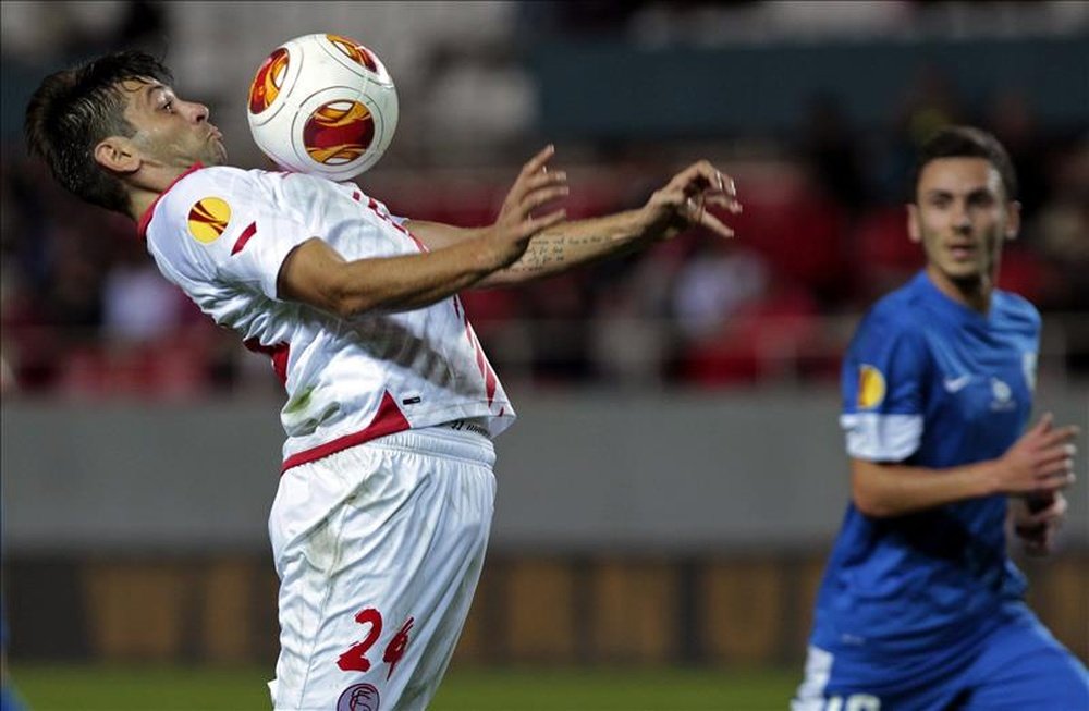 El delantero rumano del Sevilla FC, Raúl Rusescu (i), controla el balón durante un partido. EFE/Archivo