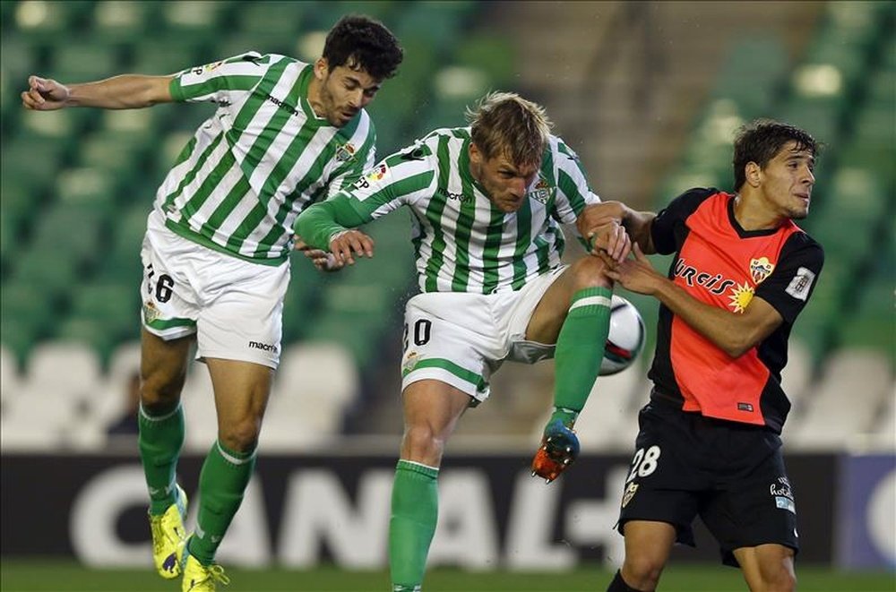 Caro probará suerte lejos del Villamarín. EFE