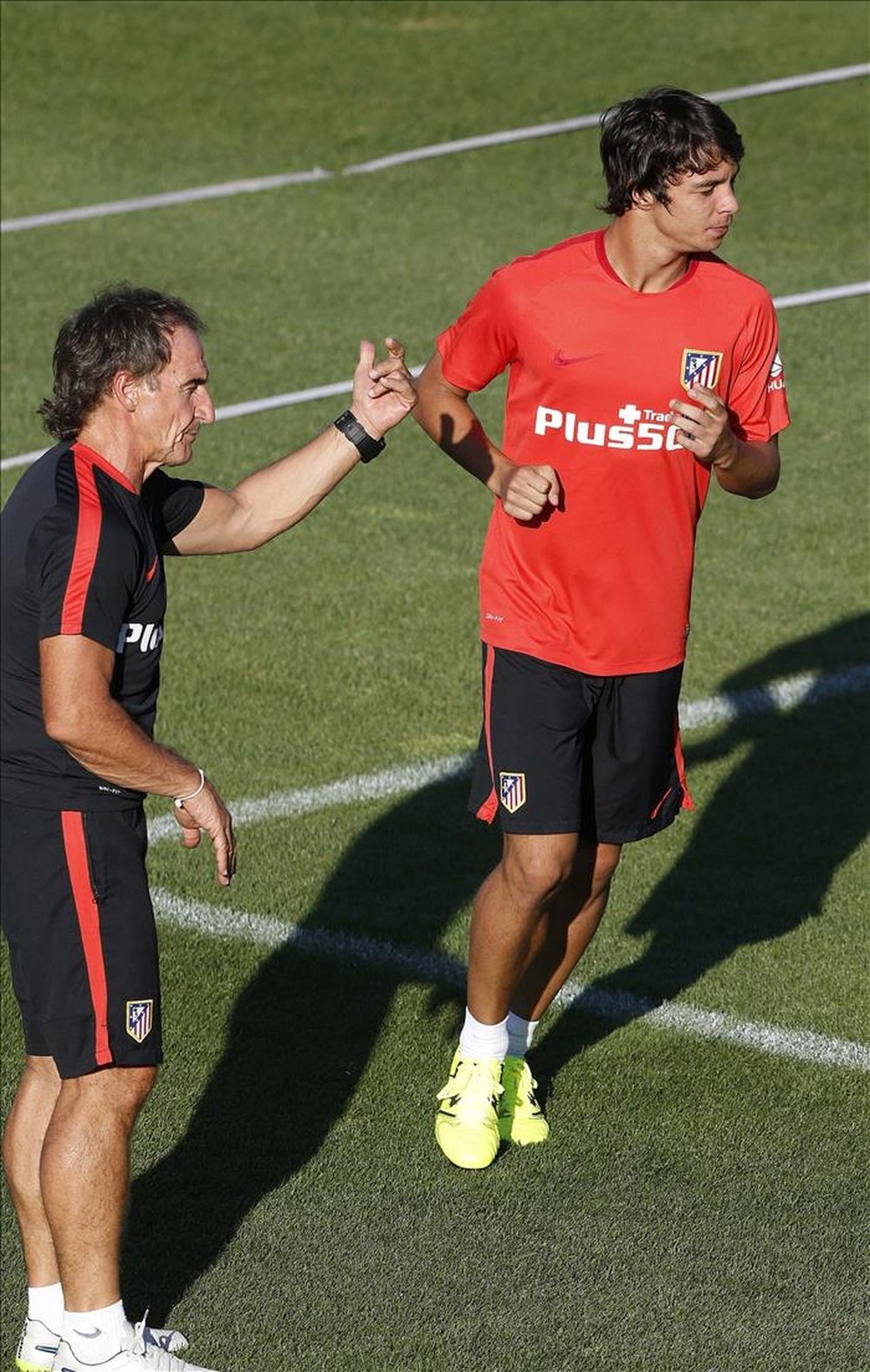 El preparador físico del Atlético de Madrid, el uruguayo Óscar Ortega (i), junto al centrocampista Óliver Torres (d). EFE/Archivo