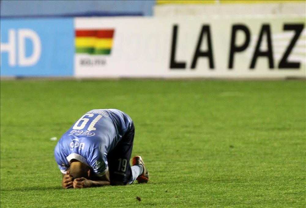 El jugador de Bolívar de Bolivia Nelson Cabrera se lamenta al no clasificar a la segunda ronda de la Copa Sudamericana ante Defensor Sporting de Uruguay, el pasado 18 de agosto, durante el partido de vuelta de la primera fase de la Copa Sudamericana, en el estadio Hernando Siles de la ciudad de La Paz (Bolivia). EFE