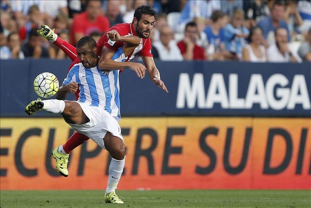 El centrocampista argentino del Málaga CF Fernando Damián Tissone (i) controla el balón ante Vicente Iborra, centrocampista del Sevilla FC, durante el partido de la primera jornada de la Liga de Primera División que ambos equipos disputan esta tarde en el estadio de La Rosaleda, en Málaga. EFE