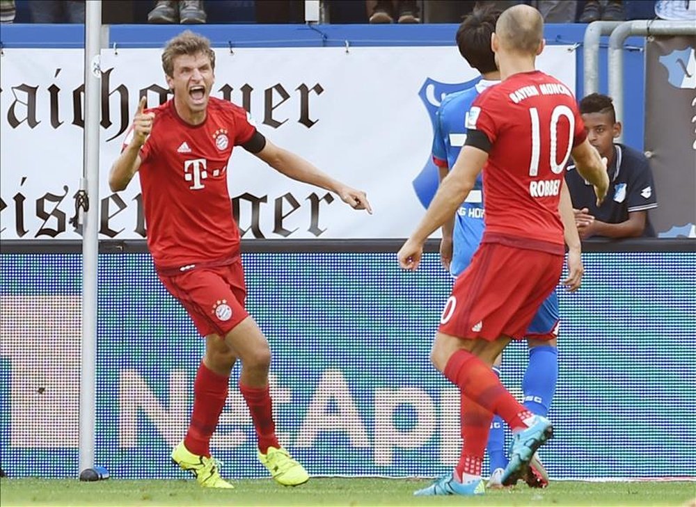 Bayern Múnich strikers Thomas Müller (L) and Arjen Robben (R) celebrating a goal.  EFE/EPA/ULI DECK