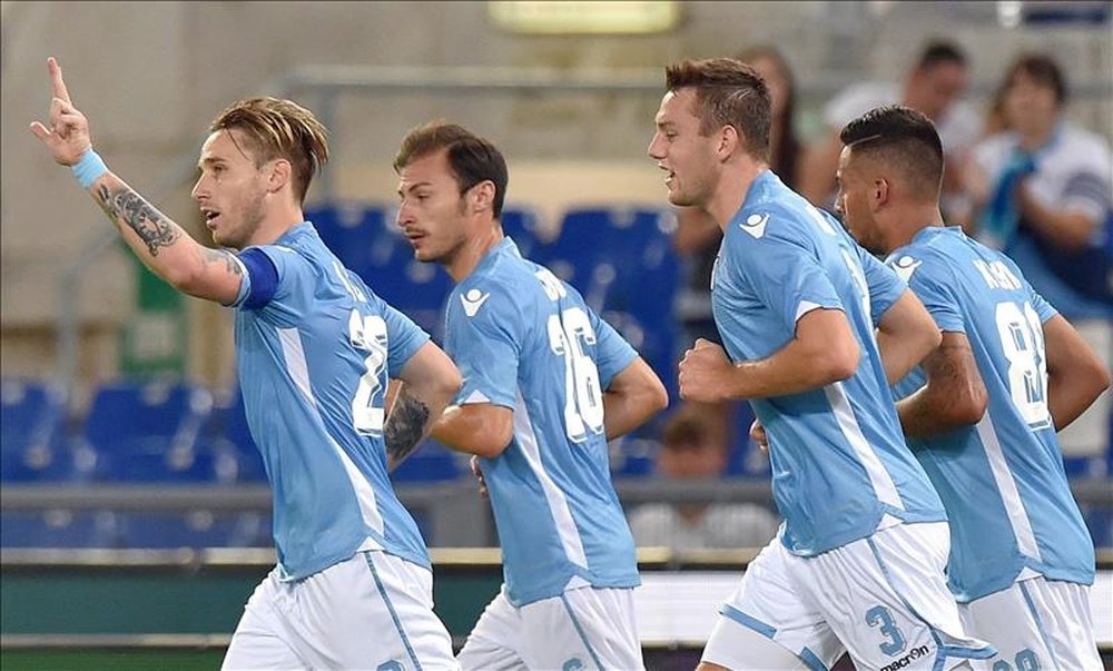 El centrocampista del SS Lazio Lucas Biglia (I) celebra el 1-0 durante el partido de la Serie A que han jugado SS Lazio y Bologna en el Olímpico de Rome, Italia. EFE/EPA