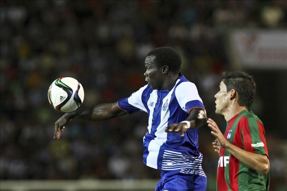 El jugador de Maritimo Ruben Ferreira (d) incomoda al jugador del Oporto Varela en el Madeira Stadium, Funchal, Portugal. EFE/EPA